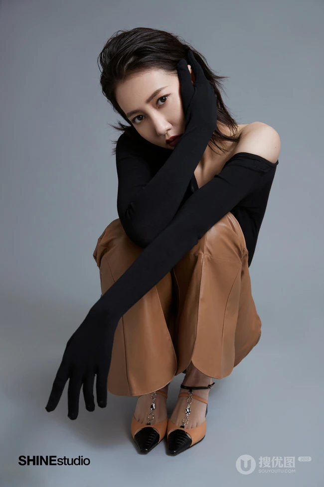 弦子气质露肩装大秀美肩柔美魅惑杂志写真图片