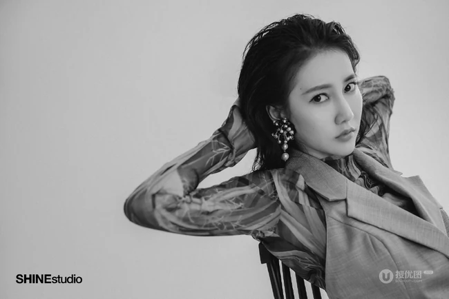 弦子气质露肩装大秀美肩柔美魅惑杂志写真图片