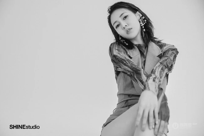 弦子气质露肩装大秀美肩柔美魅惑杂志写真图片