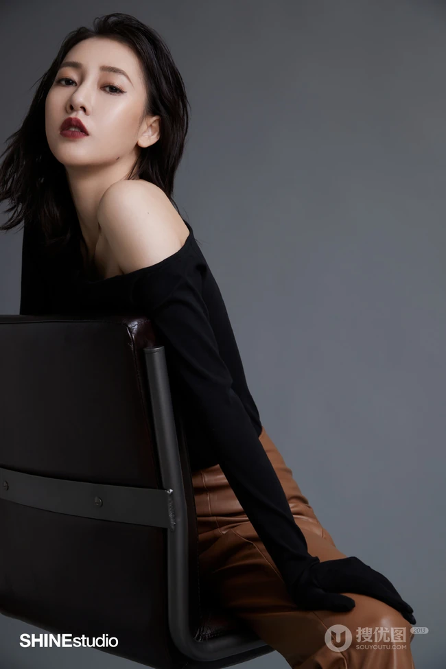 弦子气质露肩装大秀美肩柔美魅惑杂志写真图片