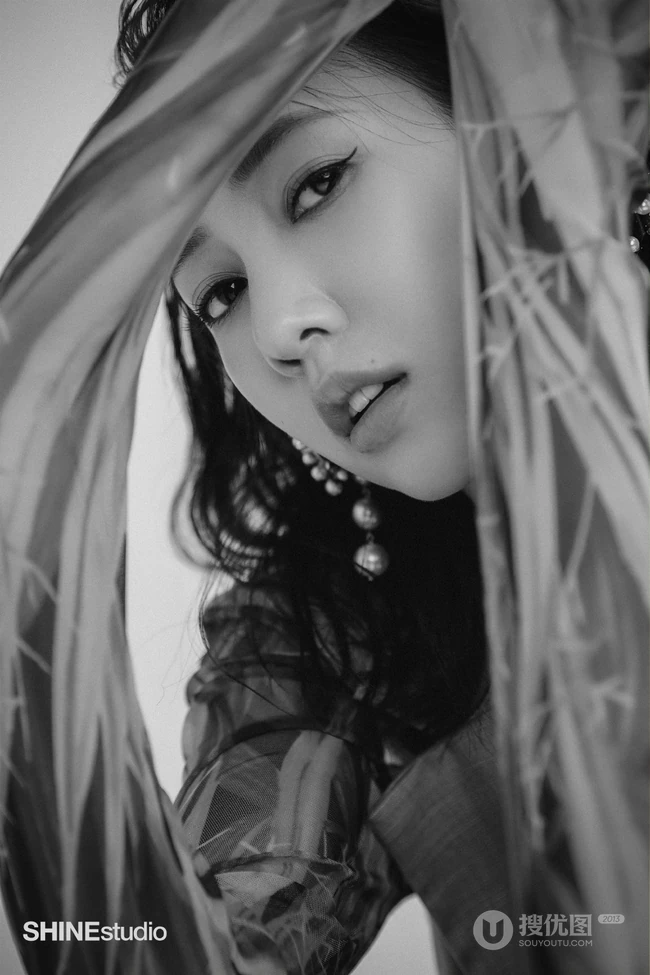 弦子气质露肩装大秀美肩柔美魅惑杂志写真图片