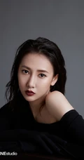 弦子气质露肩装大秀美肩柔美魅惑杂志写真图片