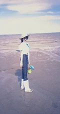 程潇微博晒海边赶海抓螃蟹旅拍元气生活照图集