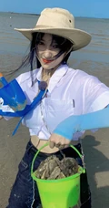 程潇微博晒海边赶海抓螃蟹旅拍元气生活照图集