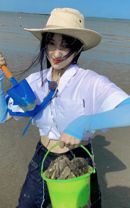 程潇微博晒海边赶海抓螃蟹旅拍元气生活照图集