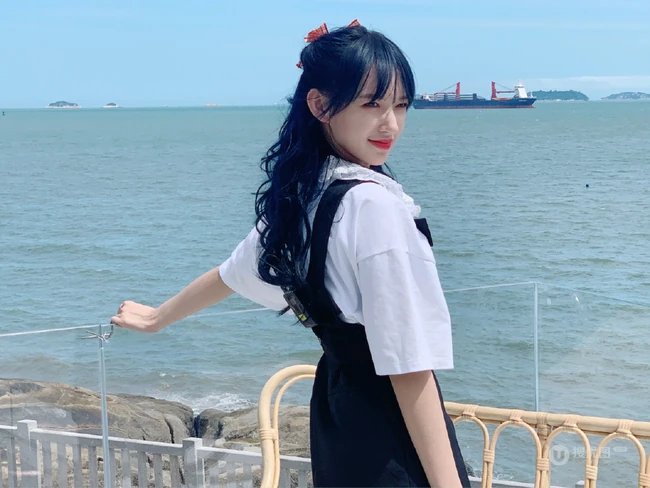 程潇微博晒海边赶海抓螃蟹旅拍元气生活照图集