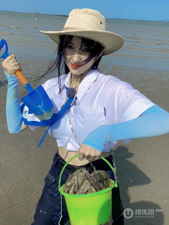 程潇微博晒海边赶海抓螃蟹旅拍元气生活照图集