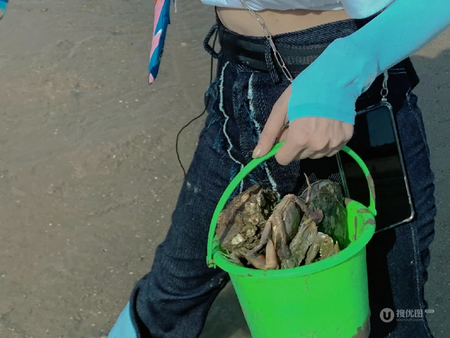 程潇微博晒海边赶海抓螃蟹旅拍元气生活照图集