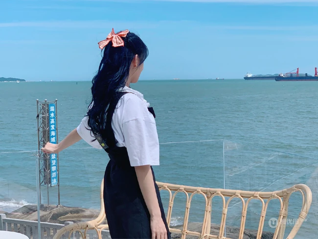 程潇微博晒海边赶海抓螃蟹旅拍元气生活照图集