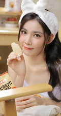 浅粉俏皮苗条气质少女短款装肩带衣短裤可爱室内写真照