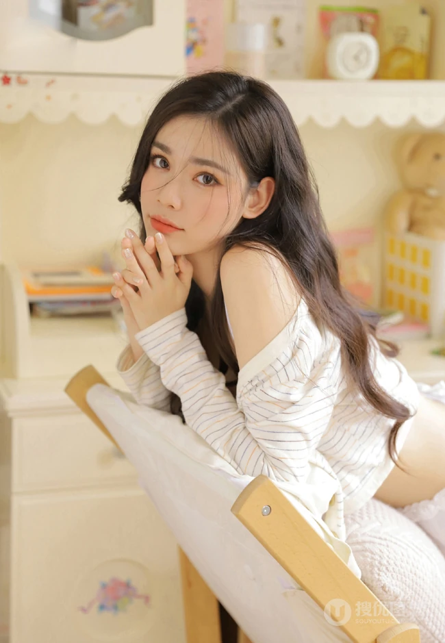 浅粉俏皮苗条气质少女短款装肩带衣短裤可爱室内写真照
