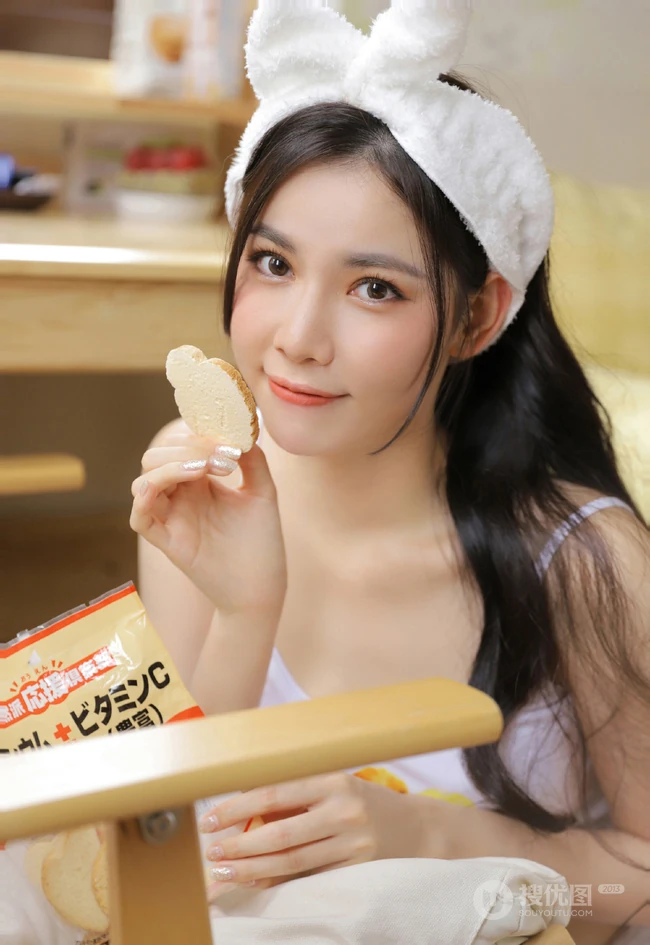 浅粉俏皮苗条气质少女短款装肩带衣短裤可爱室内写真照