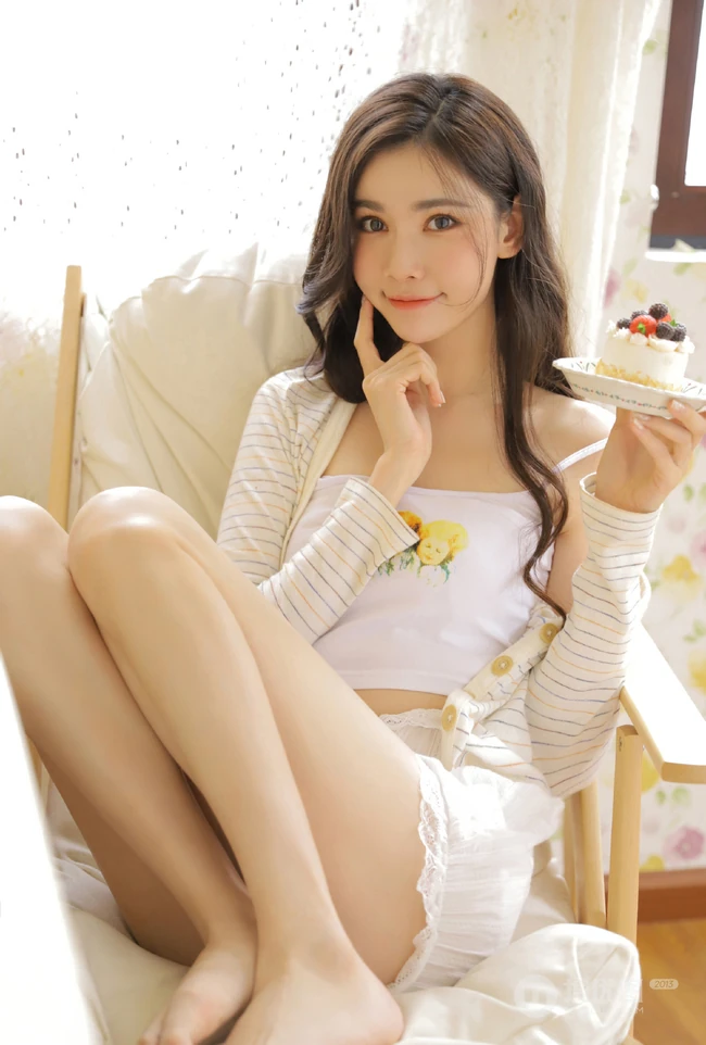 浅粉俏皮苗条气质少女短款装肩带衣短裤可爱室内写真照