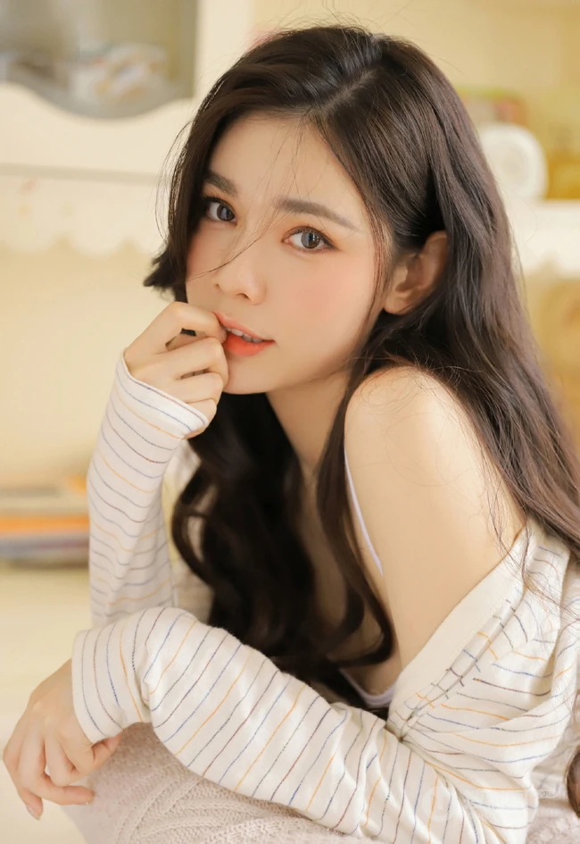 浅粉俏皮苗条气质少女短款装肩带衣短裤可爱室内写真照