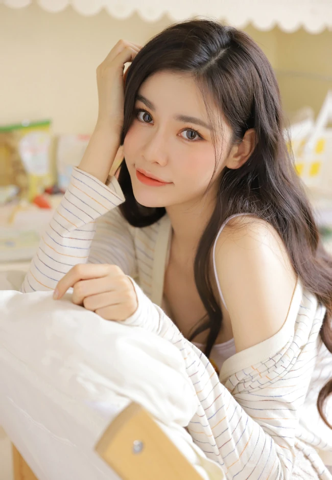 浅粉俏皮苗条气质少女短款装肩带衣短裤可爱室内写真照