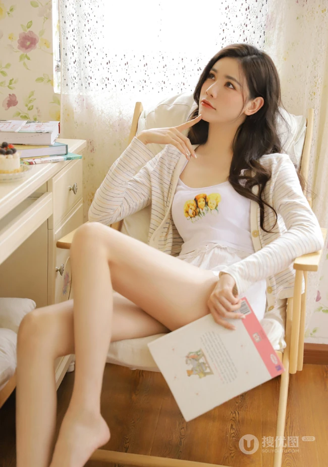 浅粉俏皮苗条气质少女短款装肩带衣短裤可爱室内写真照