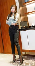 高挑气质卷发女生轻熟Lavinia肉肉休闲衫黑裤袜装高跟心神俱醉写真集