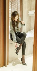高挑气质卷发女生轻熟Lavinia肉肉休闲衫黑裤袜装高跟心神俱醉写真集