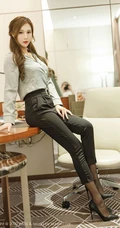 高挑气质卷发女生轻熟Lavinia肉肉休闲衫黑裤袜装高跟心神俱醉写真集