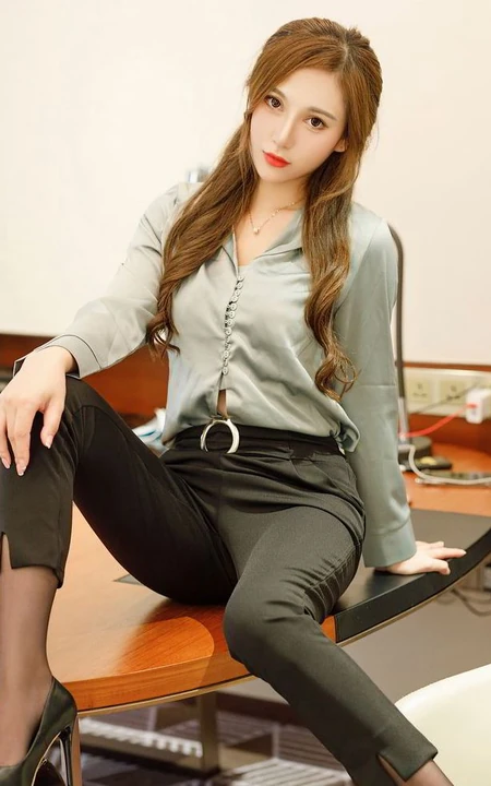 高挑气质卷发女生轻熟Lavinia肉肉休闲衫黑裤袜装高跟心神俱醉写真集