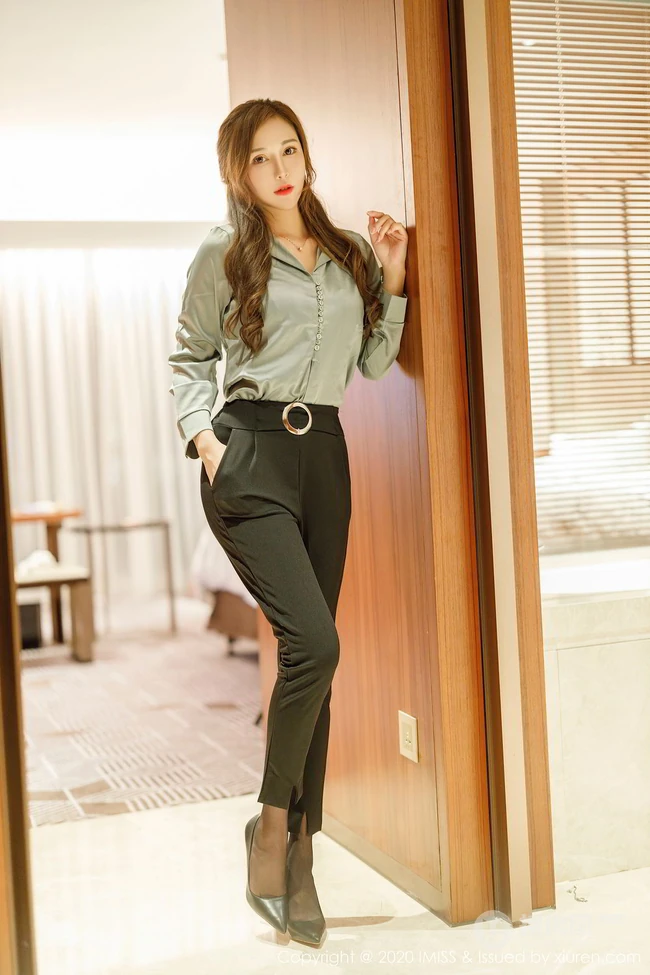 高挑气质卷发女生轻熟Lavinia肉肉休闲衫黑裤袜装高跟心神俱醉写真集