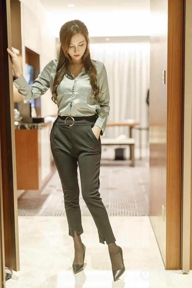 高挑气质卷发女生轻熟Lavinia肉肉休闲衫黑裤袜装高跟心神俱醉写真集