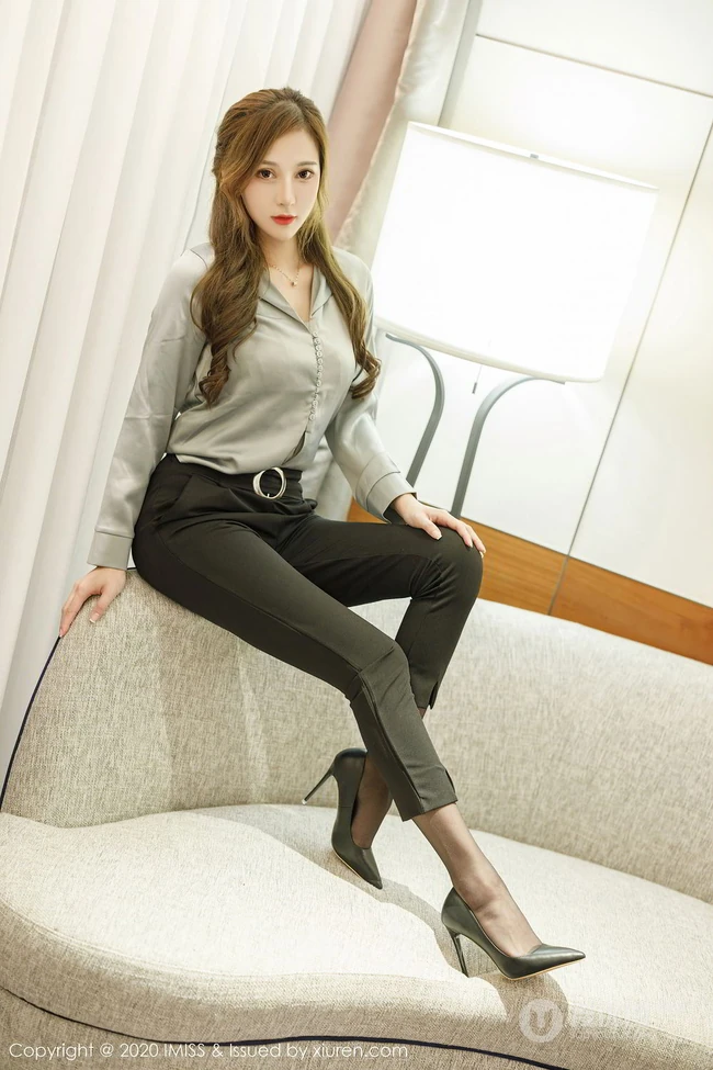高挑气质卷发女生轻熟Lavinia肉肉休闲衫黑裤袜装高跟心神俱醉写真集
