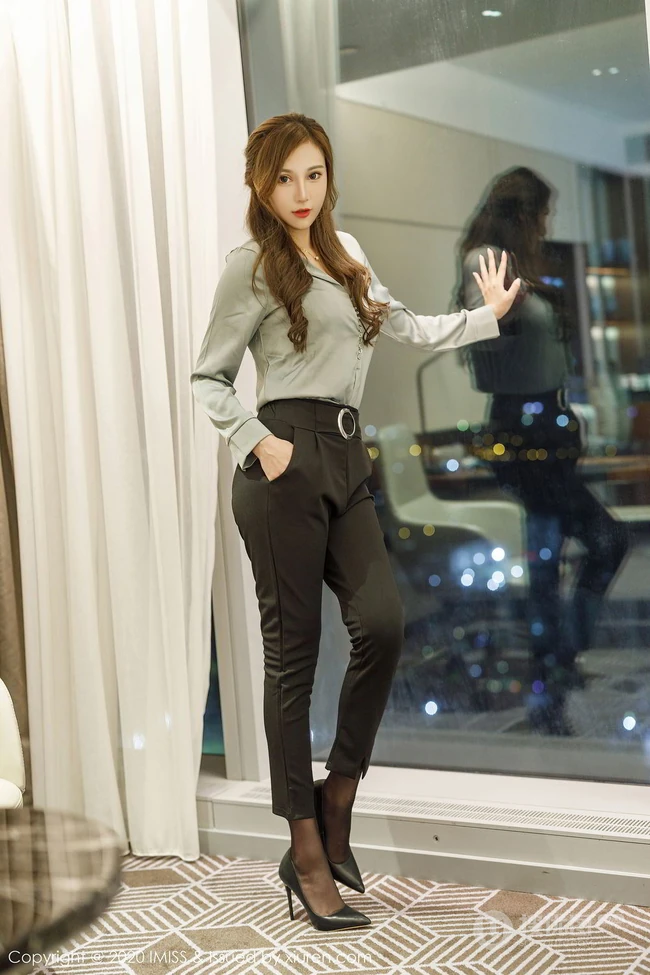 高挑气质卷发女生轻熟Lavinia肉肉休闲衫黑裤袜装高跟心神俱醉写真集