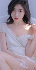 白皙动人，长发气质的精选白裙女生气质露美肩锁骨室内艺术摄影图集