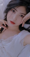 白皙动人，长发气质的精选白裙女生气质露美肩锁骨室内艺术摄影图集