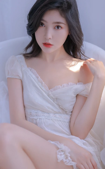 白皙动人，长发气质的精选白裙女生气质露美肩锁骨室内艺术摄影图集