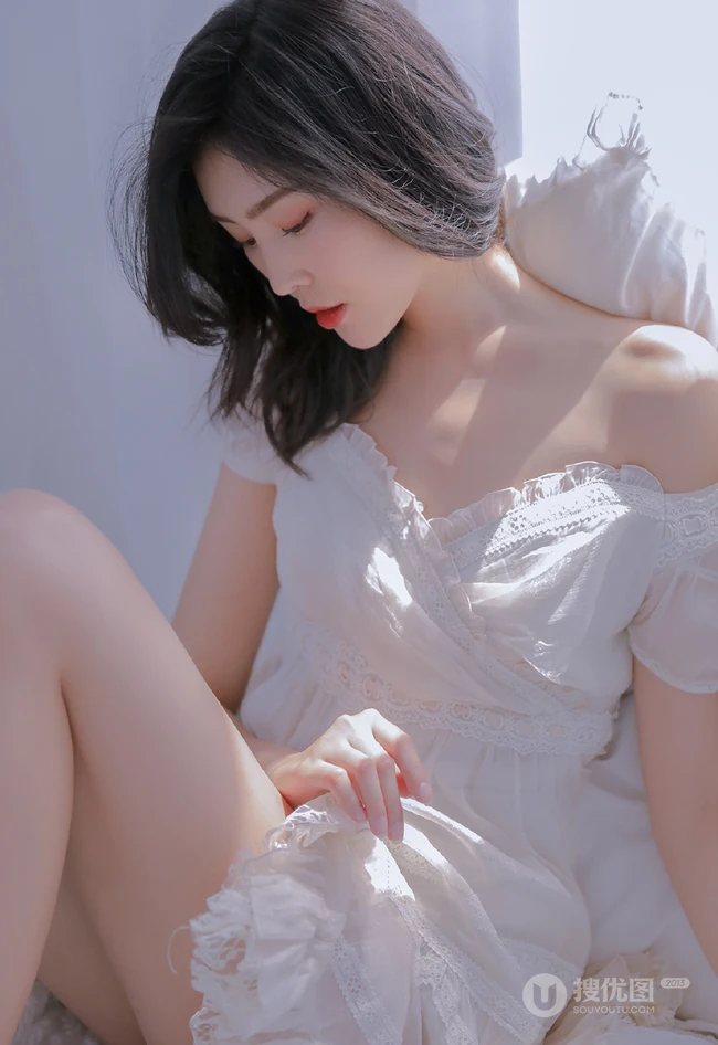 白皙动人，长发气质的精选白裙女生气质露美肩锁骨室内艺术摄影图集
