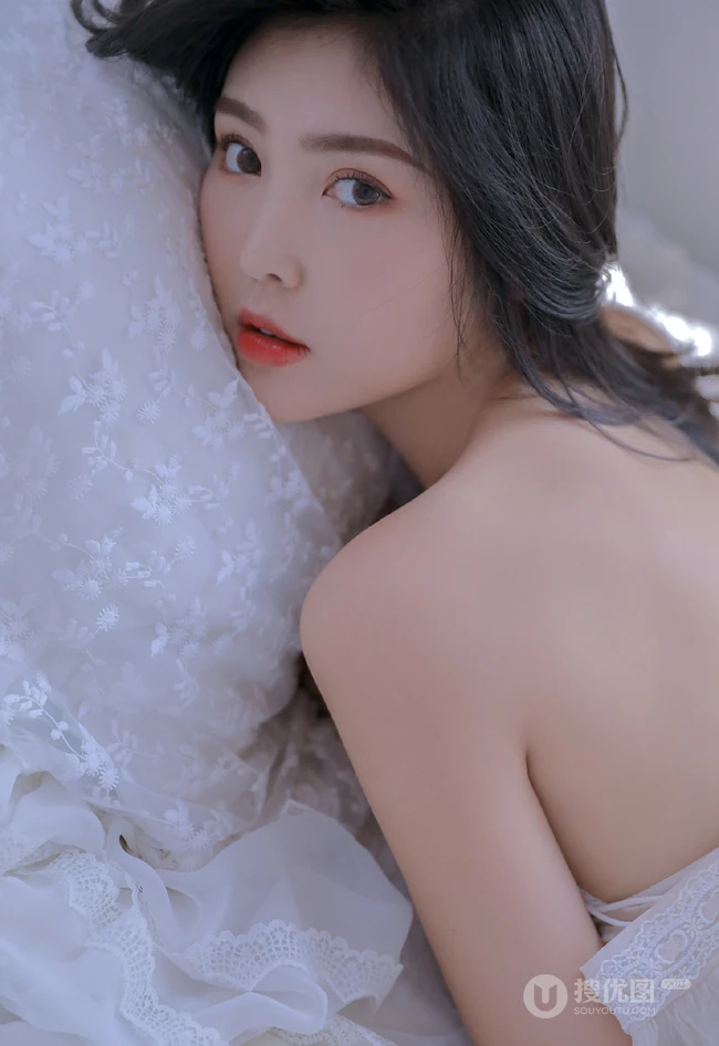 白皙动人，长发气质的精选白裙女生气质露美肩锁骨室内艺术摄影图集