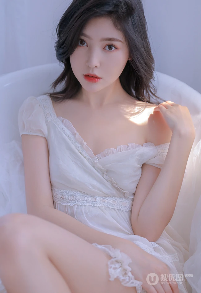 白皙动人，长发气质的精选白裙女生气质露美肩锁骨室内艺术摄影图集