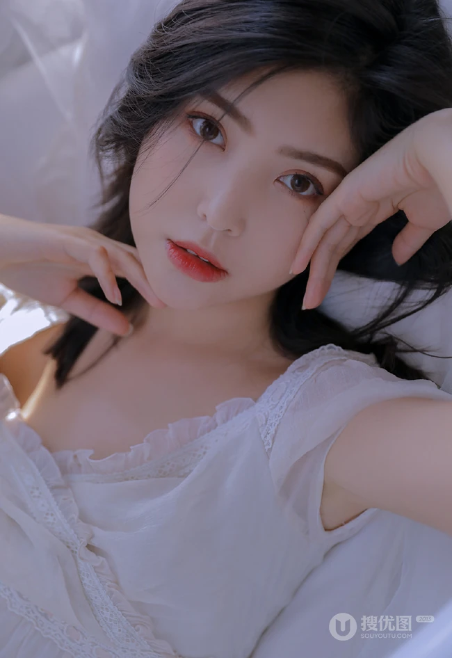 白皙动人，长发气质的精选白裙女生气质露美肩锁骨室内艺术摄影图集