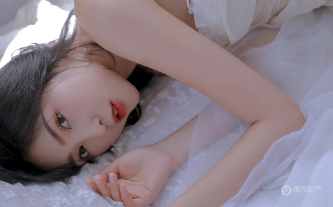 白皙动人，长发气质的精选白裙女生气质露美肩锁骨室内艺术摄影图集