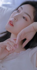 白皙动人，长发气质的精选白裙女生气质露美肩锁骨室内艺术摄影图集