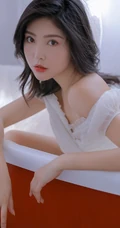 白皙动人，长发气质的精选白裙女生气质露美肩锁骨室内艺术摄影图集