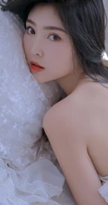 白皙动人，长发气质的精选白裙女生气质露美肩锁骨室内艺术摄影图集