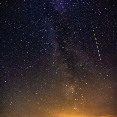 寂静夜空中划过的唯美流星、流星雨意境图片