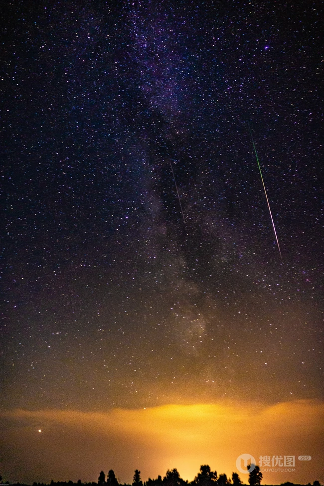 寂静夜空中划过的唯美流星、流星雨意境图片