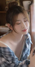 看书的女孩，简易丸子头发型少女白色肩带衣短裤看书写真图片
