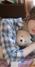看书的女孩，简易丸子头发型少女白色肩带衣短裤看书写真图片