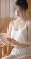 看书的女孩，简易丸子头发型少女白色肩带衣短裤看书写真图片