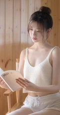 看书的女孩，简易丸子头发型少女白色肩带衣短裤看书写真图片