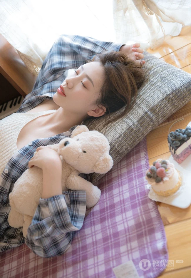看书的女孩，简易丸子头发型少女白色肩带衣短裤看书写真图片