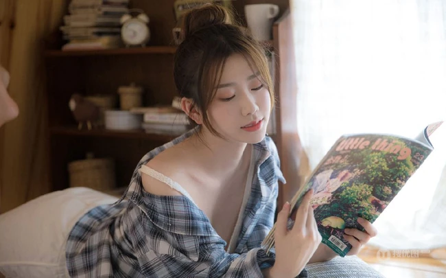 看书的女孩，简易丸子头发型少女白色肩带衣短裤看书写真图片