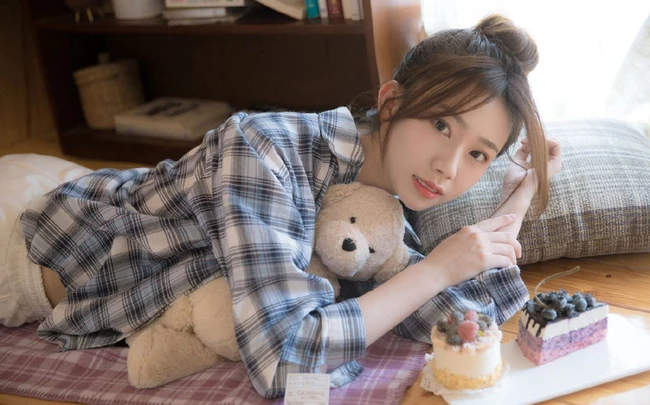 看书的女孩，简易丸子头发型少女白色肩带衣短裤看书写真图片