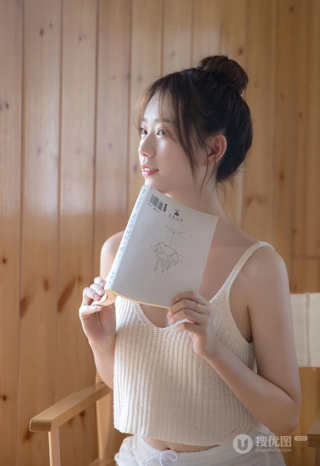 看书的女孩，简易丸子头发型少女白色肩带衣短裤看书写真图片