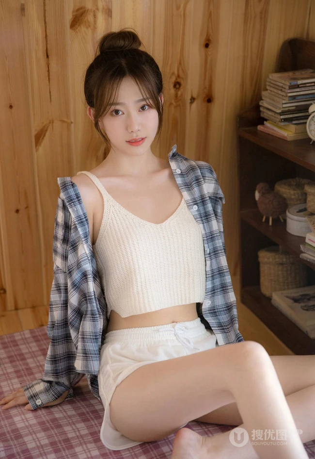 看书的女孩，简易丸子头发型少女白色肩带衣短裤看书写真图片